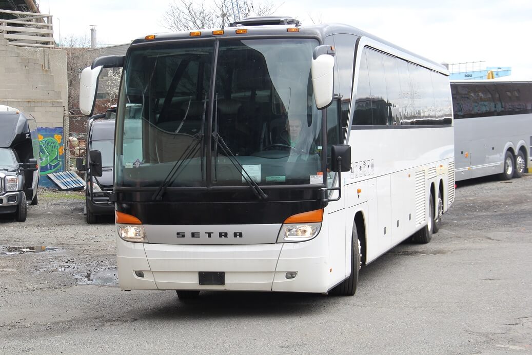 55 PAX MOTOR COACH WHITE EXT FRONT